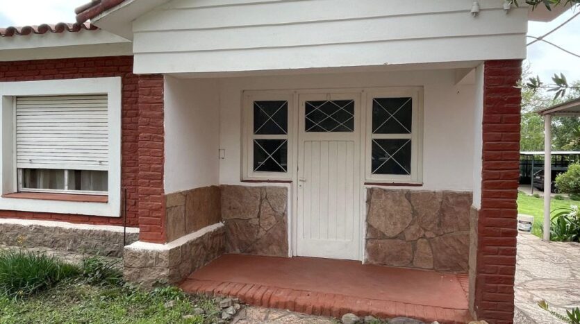 CASA CON DEPARTAMENTO – (COD CA190)